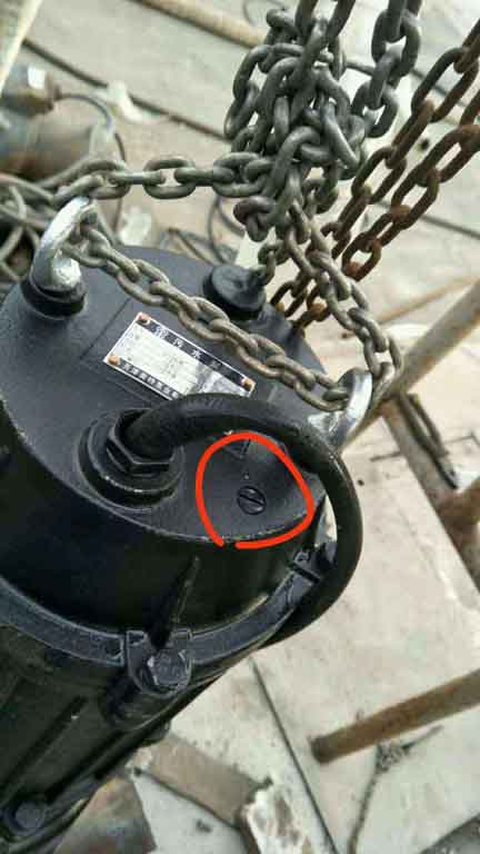 潛水排污泵上面的這兩個螺絲是干嘛用的?